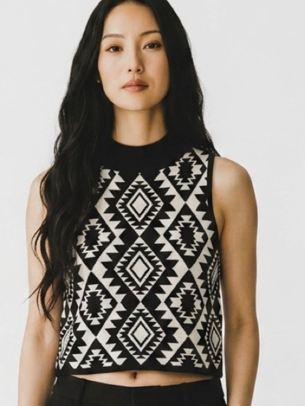 Sleeveless Geometric Knit Crop Top - Black & White